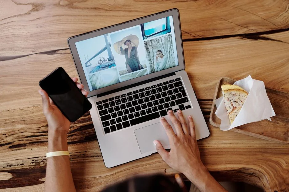 Un espace de bureau chaleureux avec des décorations de Noël, une tasse et l’écran d’un ordinateur portable affichant un site web.